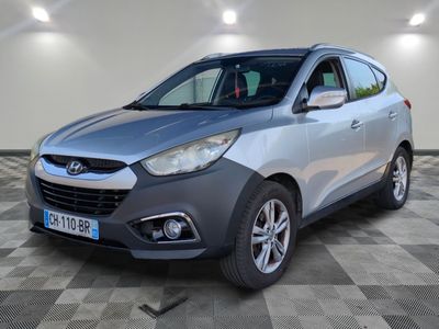 la voiture argentée est garée sur le sol en damier d'un garage
