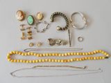 beaucoup de bijoux posés sur la table