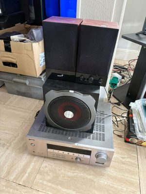 a record player sitting on top of a stereo system