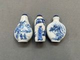 trois vases bleus et blancs posés sur une table