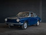 une photo d'une voiture bleue garée dans un garage