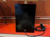 une table sur laquelle se trouvent un ordinateur portable et une lampe