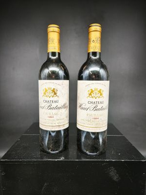 deux bouteilles de vin posées sur une boîte noire