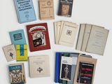 de nombreux livres empilés les uns sur les autres