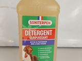 un gros plan sur un flacon de produit dissuasif posé sur un comptoir