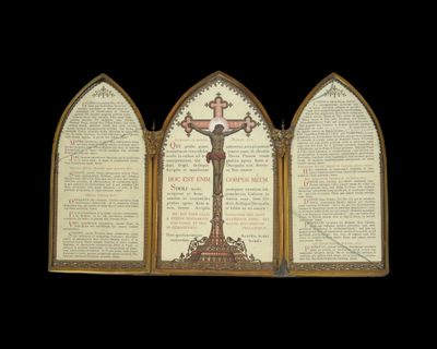 un crucifidus posé sur un livre ouvert