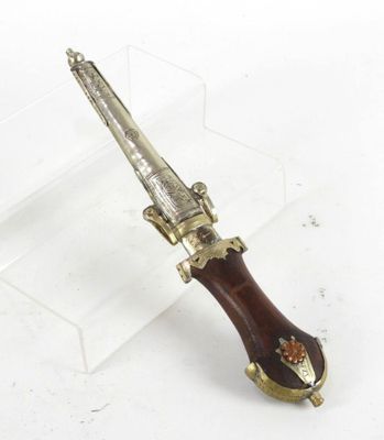 une image représentant un couteau à manche en bois