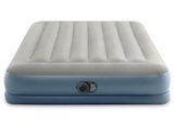 un matelas pneumatique équipé d'une pompe intégrée et d'une pompe intégrée