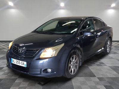 une photo d'une Toyota Venza bleue garée dans un garage
