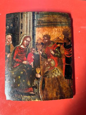 un vieux tableau représentant la Vierge à l'Enfant est posé sur un fond rouge