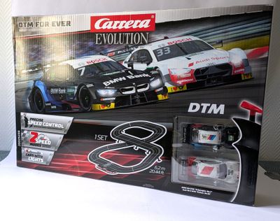 une boîte avec l'image d'une voiture de course et une télécommande