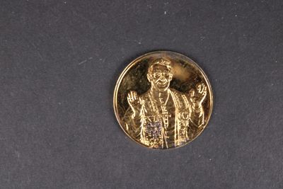 une image représentant une médaille d'or sur laquelle figurent un homme et une femme