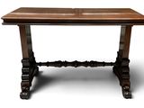 une vieille table avec un plateau en bois sur fond blanc