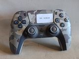 une manette de jeu vidéo posée sur une table