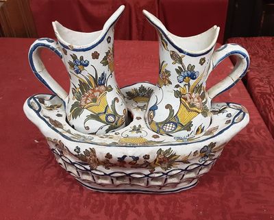 ROUEN. Huilier vinaigrier en faïence à décor de bouquets et …