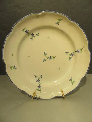 une assiette jaune ornée de fleurs violettes