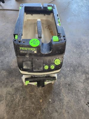 une photo d'une machine verte et noire dans un garage