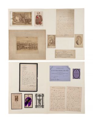 deux photos montrant de vieux papiers et d'autres objets accrochés au mur