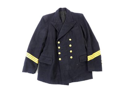 une veste bleu marine à rayures jaunes et boutons sur les épaules