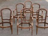 six chaises disposées en cercle sur le trottoir