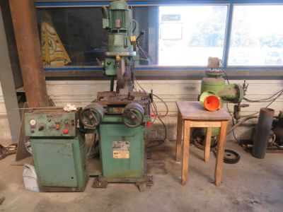 une machine qui se trouve dans une pièce, à côté d'une table