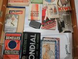 une valise contenant toutes sortes d'objets