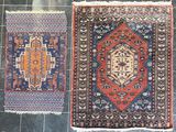 deux tapis orientaux posés sur un sol carrelé, avec un chat assis par terre