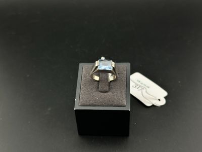 une photo d'une bague sertie d'une pierre bleue