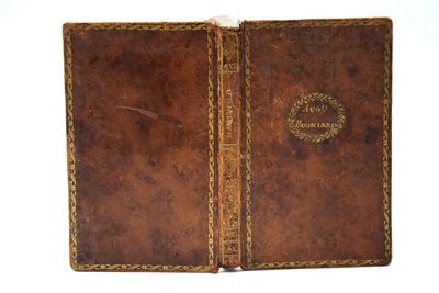 un vieux livre en cuir, orné d'une bordure dorée et doté d'une couverture marron