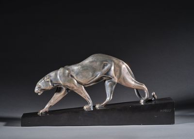 sculpture en bronze représentant une panthère posée sur un socle en marbre noir
