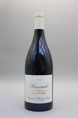 la bouteille de vin rouge est posée sur la table