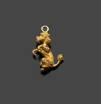 une image représentant un pendentif en forme de lion doré sur fond noir