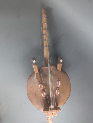 un instrument en bois accroché au mur de la pièce