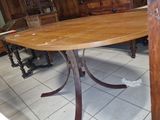une table avec un plateau en bois, dans une pièce