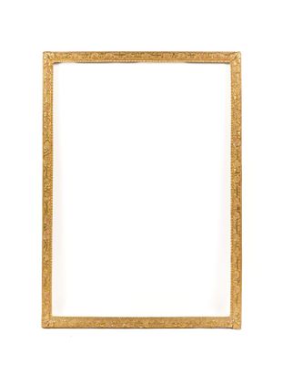 un cadre doré sur un mur blanc, avec un fond blanc