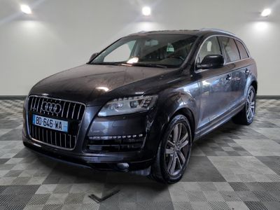 une photo d'un SUV Audi noir garé dans un showroom