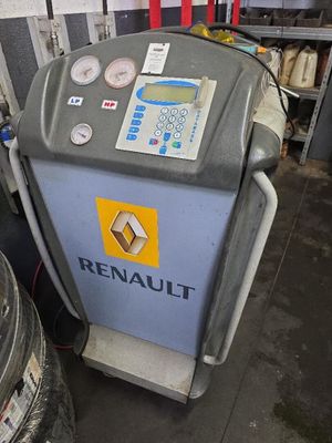 la photo d'une machine qui se trouve dans un garage