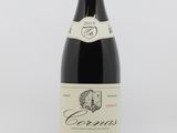 une bouteille de vin rouge posée sur une table blanche