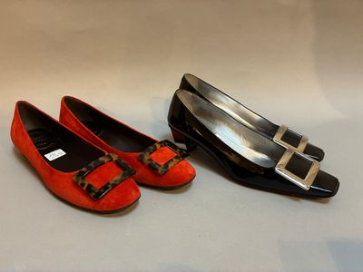 deux paires de chaussures rouges et noires ornées de nœuds