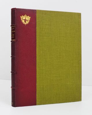un livre rouge et vert posé sur une table blanche