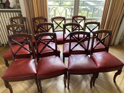 six chaises placées au milieu d'une pièce