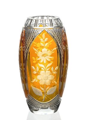 un vase en verre orné d'un motif jaune et blanc