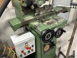 une machine posée sur une table dans une pièce