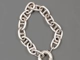 un gros plan sur un bracelet à chaîne en argent muni d'un fermoir