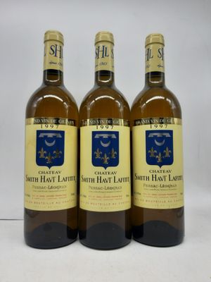 trois bouteilles de vin posées sur une table blanche
