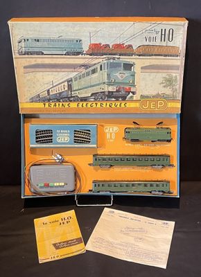 une boîte contenant un train sur une table