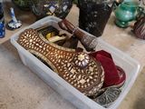 de nombreux vases et autres objets décoratifs posés sur la table