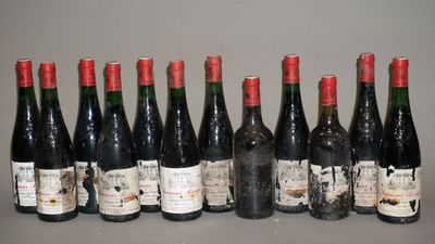 plusieurs bouteilles de vin sont alignées sur une table