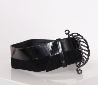 CHANTAL THOMASS, Paris. Ceinture en cuir et daim à boucle en…