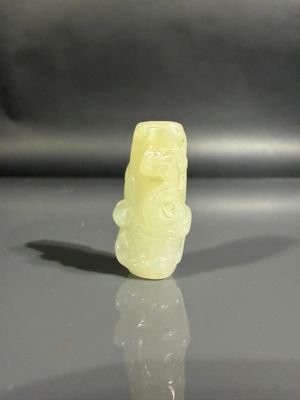 un petit ours en peluche jaune posé sur une table